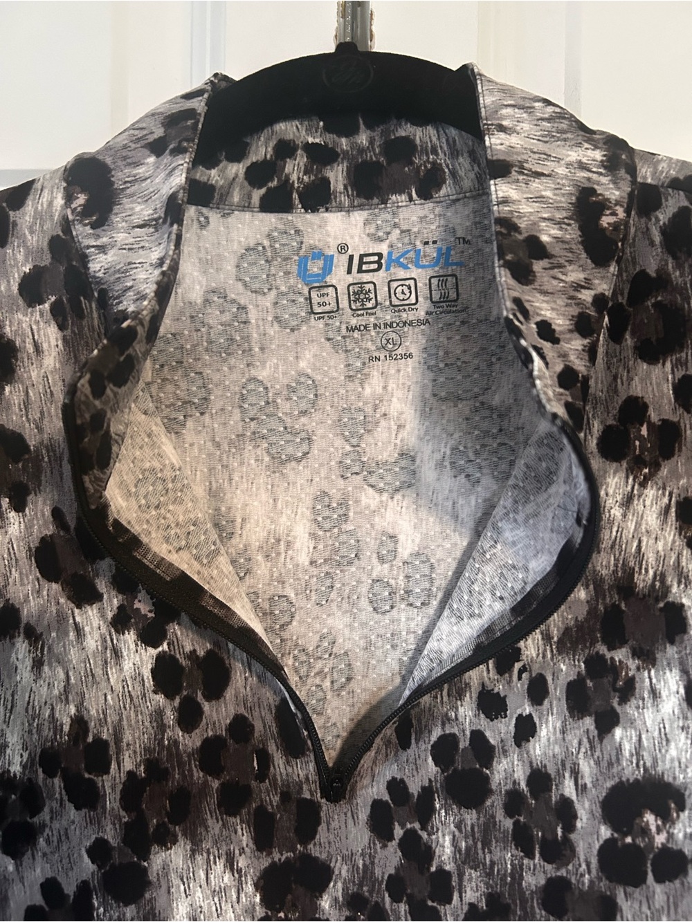 IBKUL Black and Gray Animal-Print Long Sleeve V-Neck Top - Picture 2 of 8